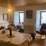 Semesterbostad Charmante Maison Au Coeur D'un Village Auvergnat *
