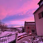 Semesterbostad Charmante Maison Au Coeur D'un Village Auvergnat *