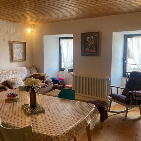 Nyaraló Charmante Maison Au Coeur D'un Village Auvergnat *