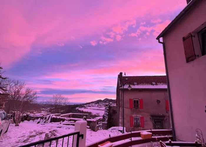 Feriehus Charmante Maison Au Coeur D'un Village Auvergnat *